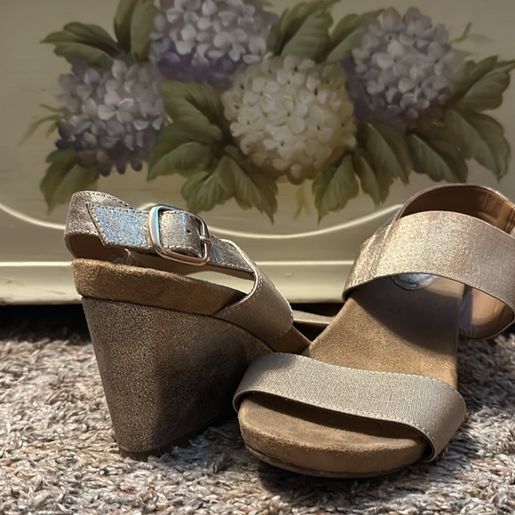 Style & Co. Gold Wedge Evening Sandals, Size US 6.5 - Picture 4 of 8